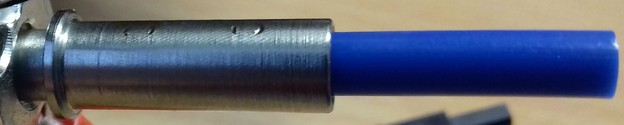 Синяя PTFE-трубка, установленная в хитбрейке хотенда Anycubic Kobra 2