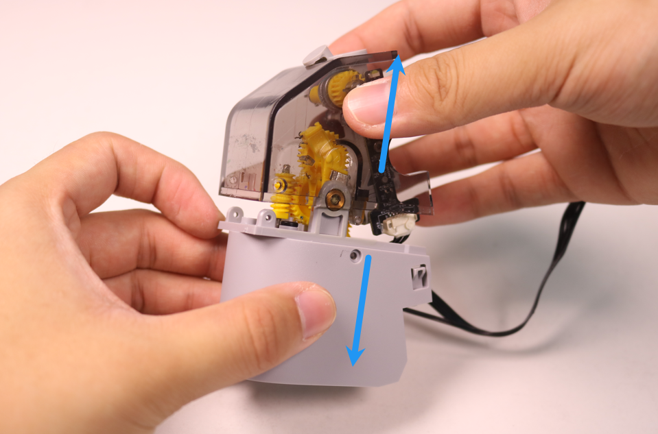 Разделение крышки от основания и отключение кабеля мотора