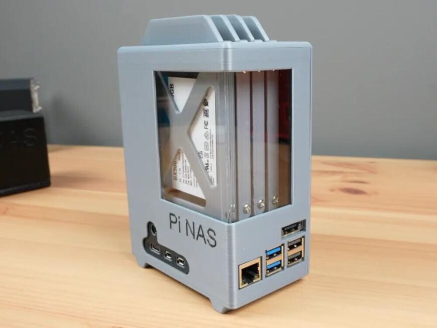 Самодельный NAS на Raspberry Pi 5 в сером печатном корпусе
