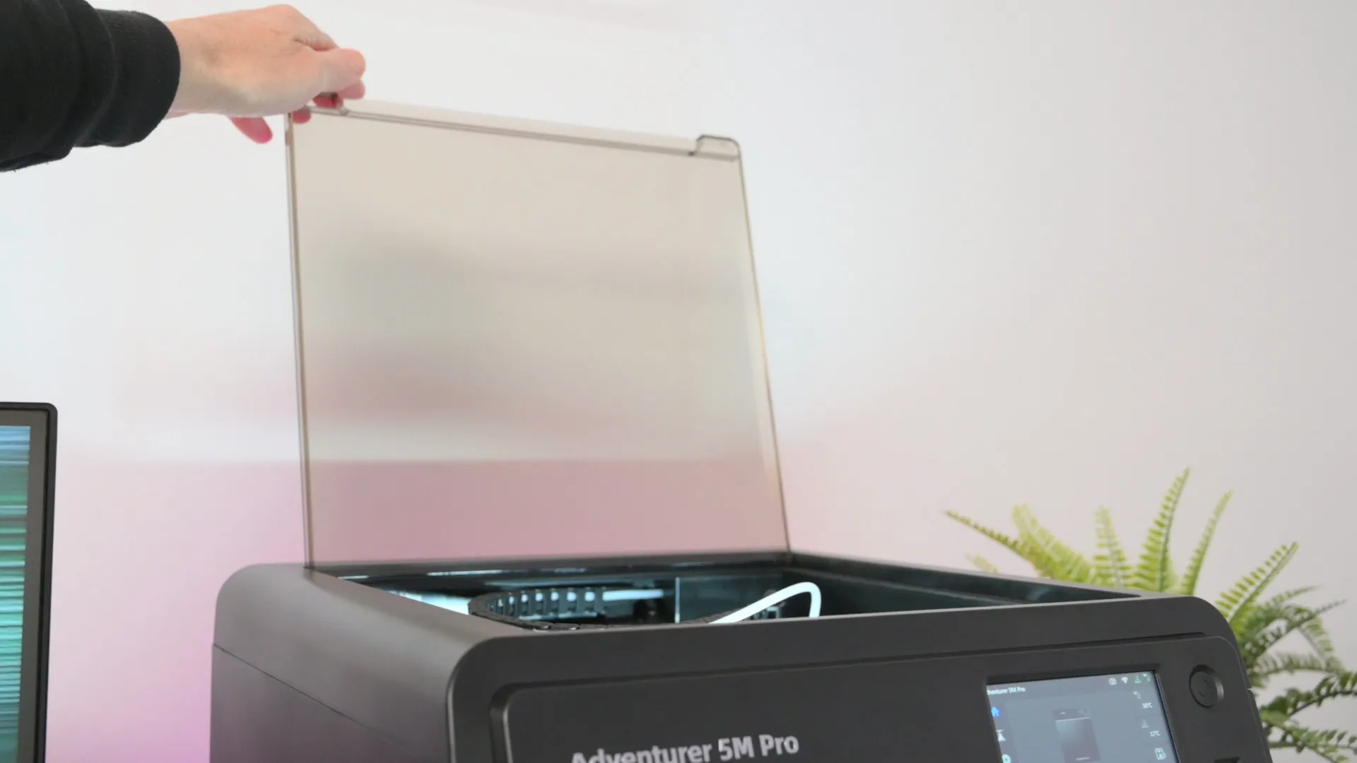 Открытая верхняя крышка AD5M Pro — видно вспомогательный вентилятор охлаждения камеры