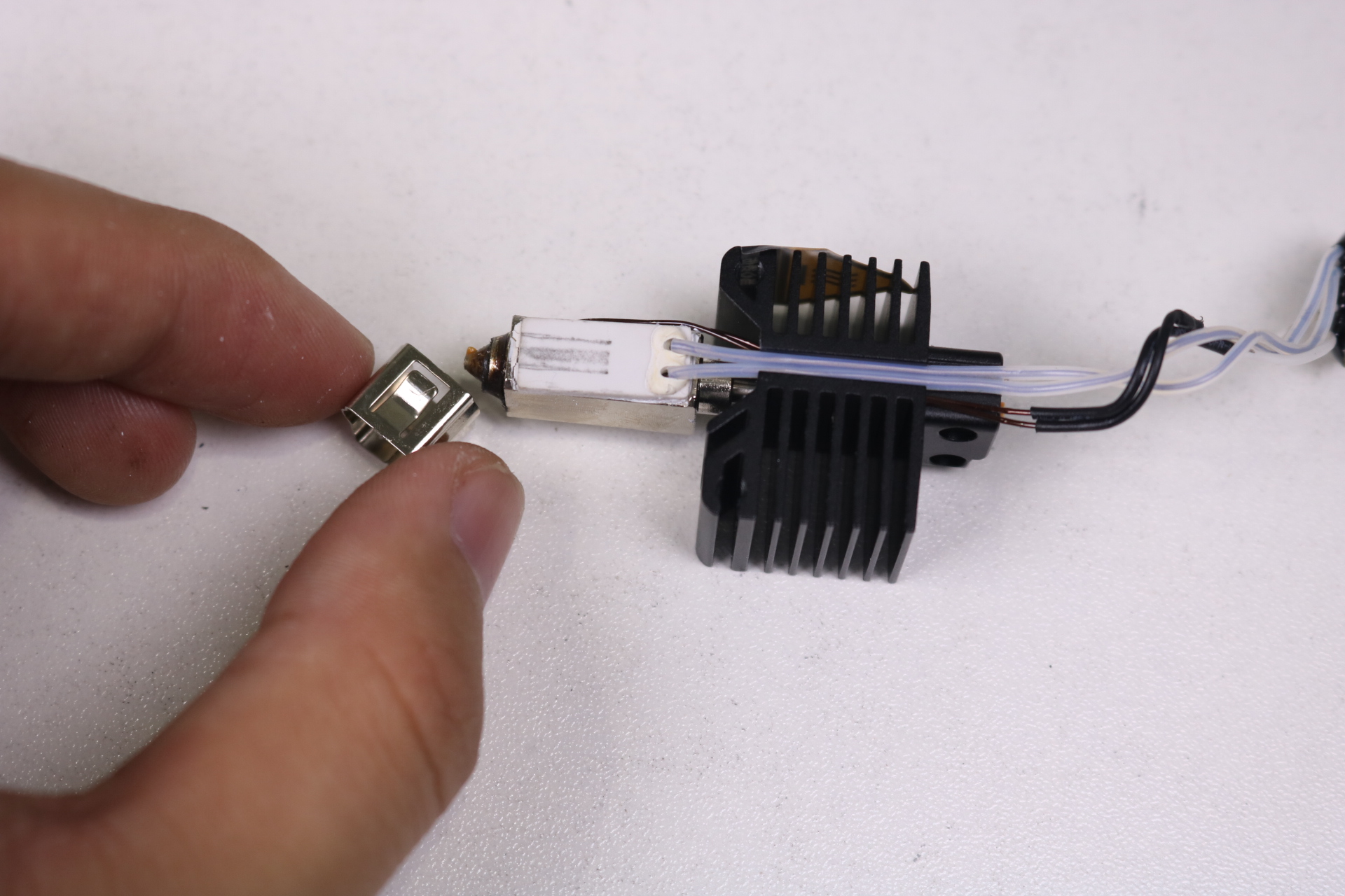 Ceramic heater with integrated thermistor