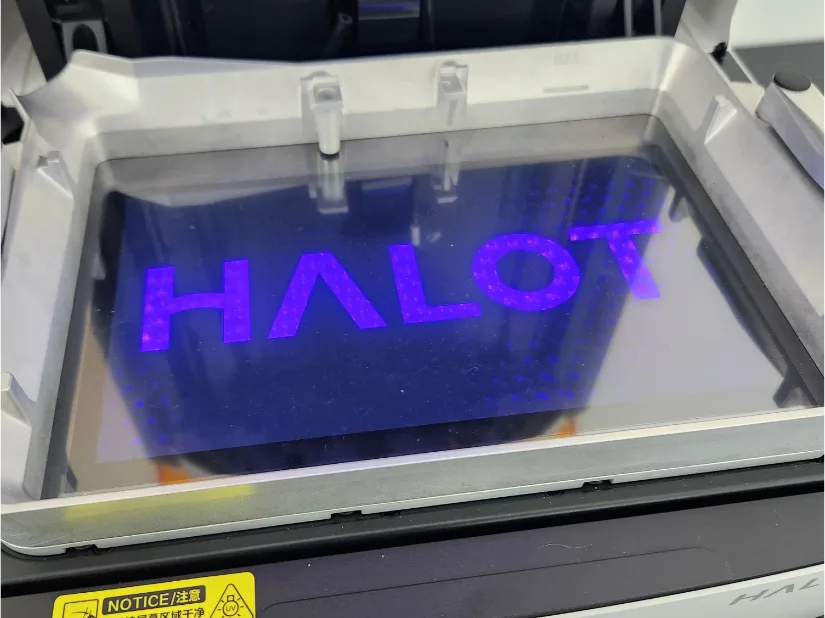 Тест LCD-экспозиции HALOT-X1: фиолетовый логотип HALOT под ванной, видна структура Honeycomb Matrix