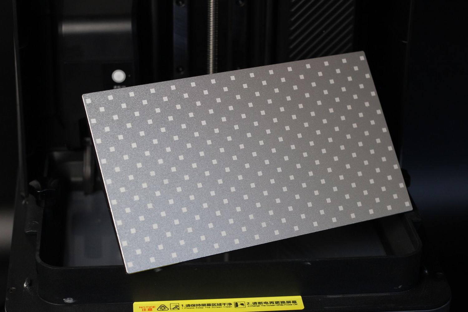 Печатная платформа Halot Mage S сверху — видна заводская тёмная зернистая поверхность с фрезерованными отверстиями