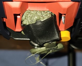 Наплыв застывшего расплава на блоке нагревателя Anycubic Kobra 2