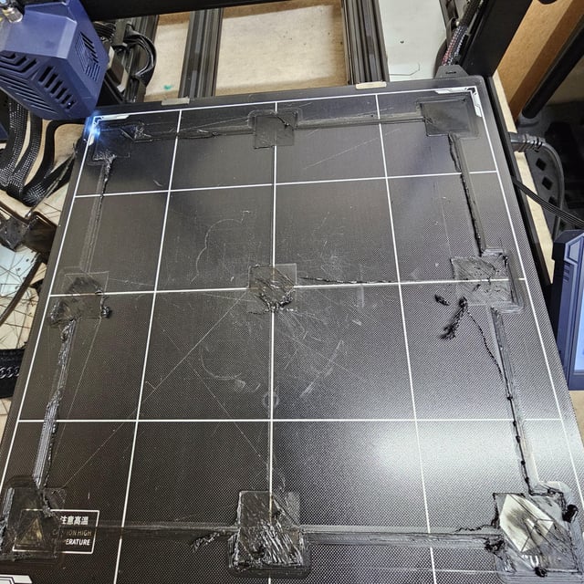 Тест первого слоя на Anycubic Kobra Max сразу после автокалибровки: линии продавлены неравномерно по всему полю