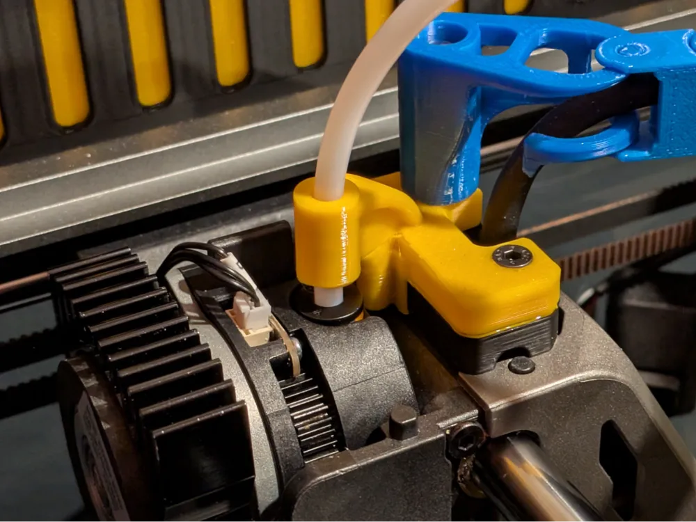 Жёлтый chain riser и синяя направляющая фиксируют PTFE-трубку у головки K1